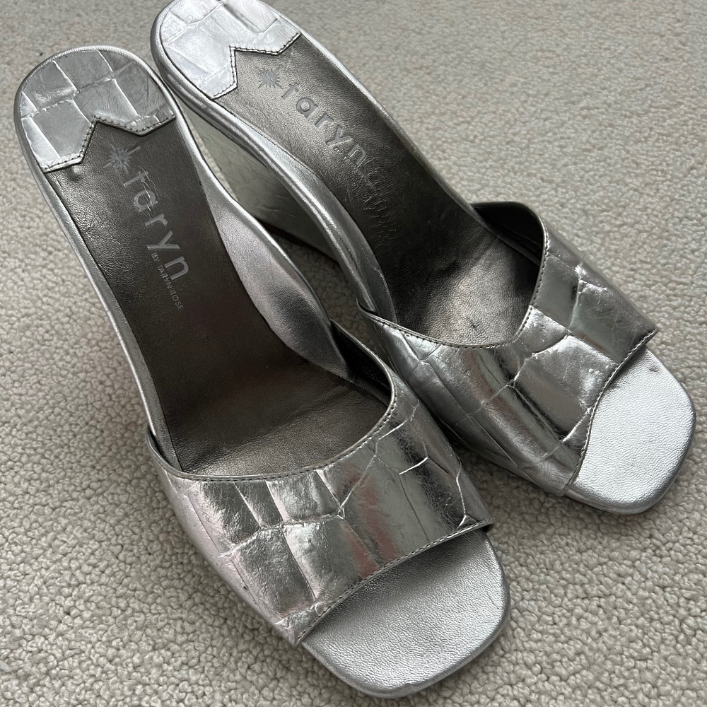 Taryn silver wedges